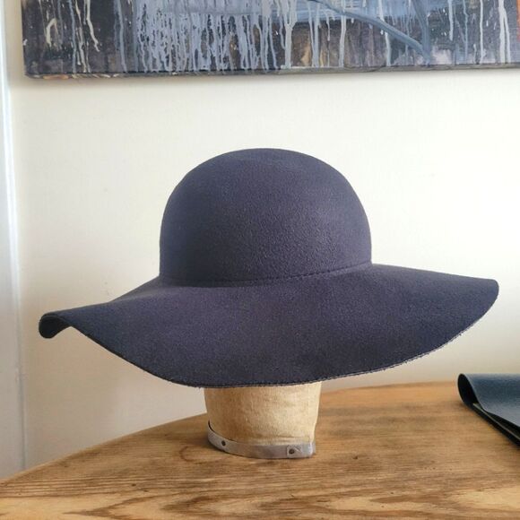 Elegant Black Wide-Brim Felt Hat - Picture 1 of 8